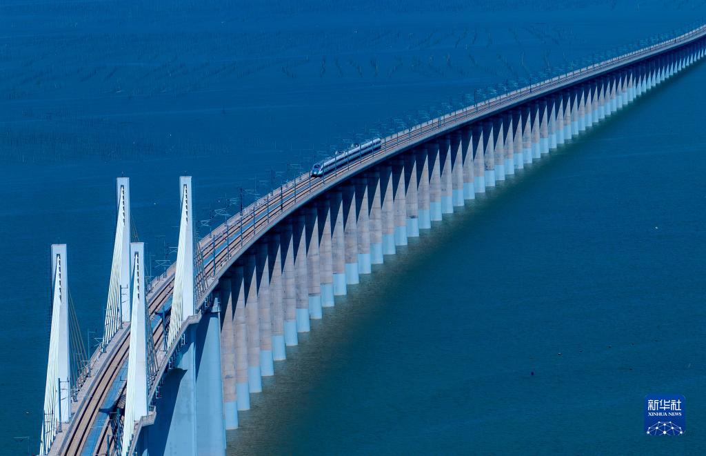 一列運(yùn)行試驗(yàn)車(chē)組駛過(guò)福廈高鐵湄洲灣跨海大橋（9月19日攝，無(wú)人機(jī)照片）。新華社記者 魏培全 攝